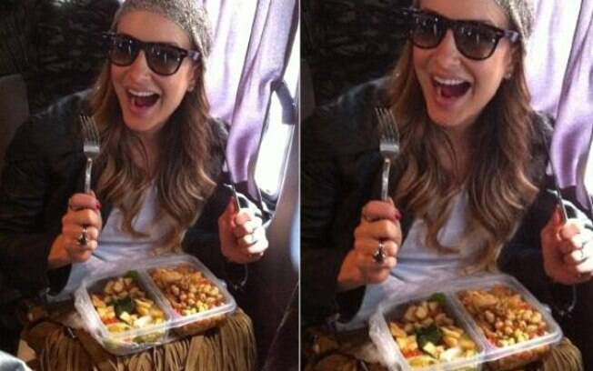 Comem 'quentinhas': Claudia Leitte se alimenta no ônibus durante turnê