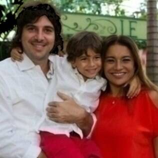 Dira Paes com o marido, Pablo, e o filho do casal, Inácio