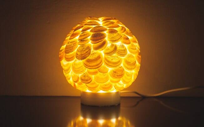 Luminária de conchas da coleção Espírito das Águas da Criarte está à venda para lojistas na Craft Design