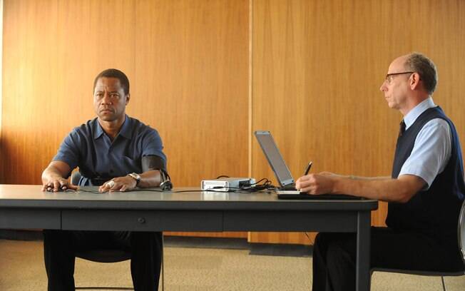 Cuba Gooding Jr. como O.J Simpson na dramatização de um dos casos policiais mais célebres da história dos EUA