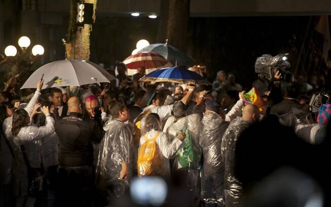 Fiéis aguardam a chegada do papa no Hospital São Francisco de Assis, nesta quarta-feira (24)