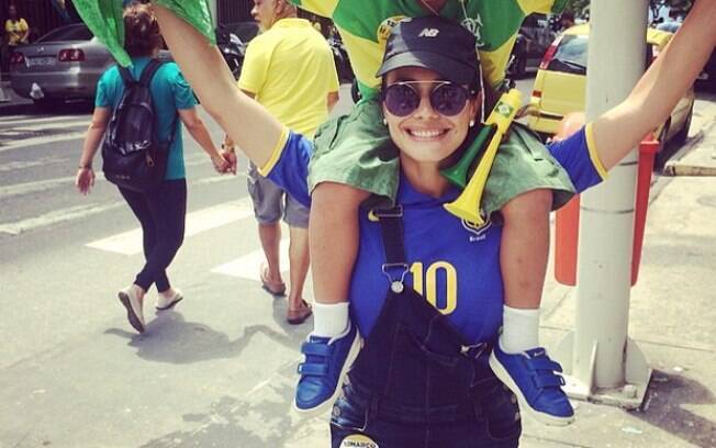 Juliana Knust e o filho Matheus na manifestação do dia 13. Foto: Reprodução/Instagram