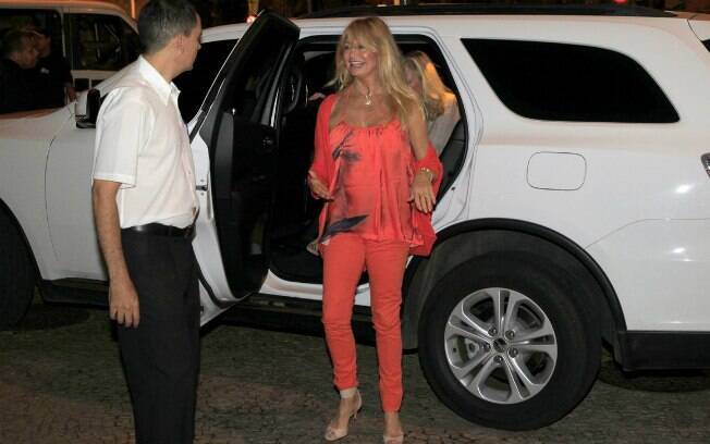 Goldie Hawn também saiu para jantar em Ipanema