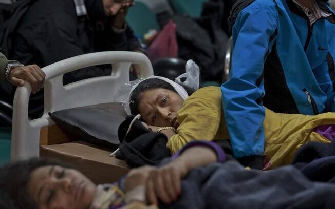 Pessoas aguardam atendimento médico após terremoto que deixou dois mil mortos no Nepal