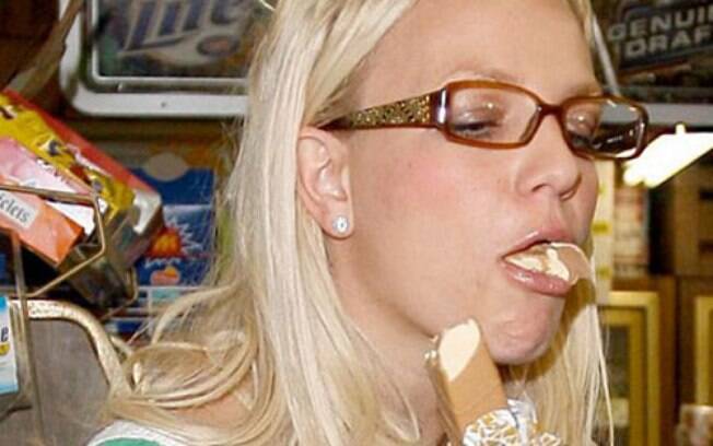 ... e Britney Spears, que até babou um pedaço da sobremesa