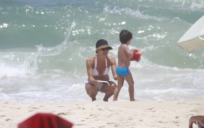 Juliana Knust mostra corpão em dia de praia com a família, no Rio