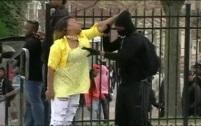 Mãe puxou filho pela orelha em rua de Baltimore, EUA