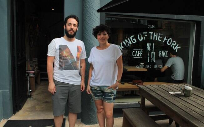 Os donos Camila e Paulo se conheceram por causa da bicicleta. Ela é arquiteta e morou em Londres e ele é designer. Foto: Aretha Martins/iG