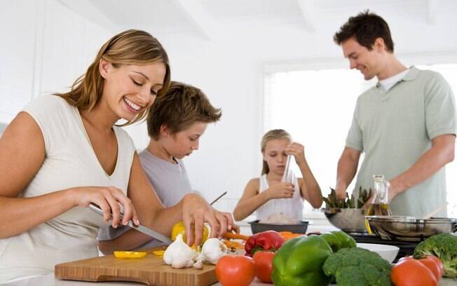 Vá para a cozinha em família: faça uma receita no fim de semana com a participação de todos e dê à criança tarefas seguras, longe de facas e do fogo . Foto: Thinkstock