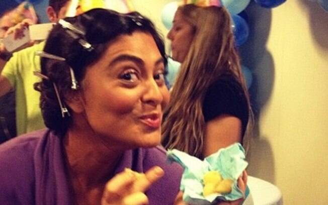 Juliana Paes aproveitou a festinha nos bastidores da novela 'Gabriela', na qual foi protagonista, para se acabar nos docinhos