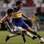 Rafael Sobis tenta roubar a bola de Insaurralde. Foto: AP