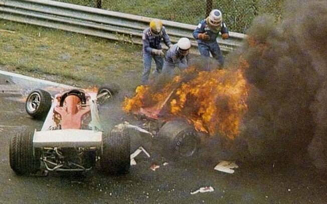 Niki Lauda sofreu queimaduras e quase morreu em famoso acidente no GP da Alemanha de 1976