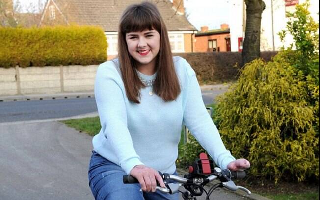 A britânica reaprendeu a andar de bicicleta usando próteses nas pernas