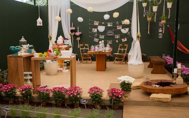 As decoradoras Marina Arruda e Bianca Haertel criaram um espaço para eventos no qual o jardim leva conforto e chamar ao convidados a partir do colorido de crisântemos e do aroma da sálvia e da hortelã (Expoflora 2015)