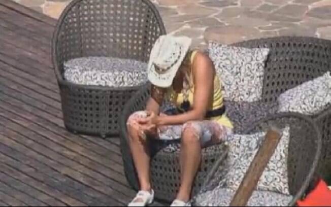 Ângela Bismarchi triste e pensativa no deck da sede. Segundo ela, irmã que morreu era sua melhor amiga