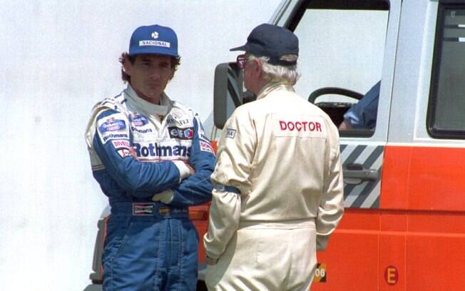 Ayrton Senna conversa com Sid Watkins após acidente de Roland Ratzenberger em Ímola em 1994. Foto: Getty Images