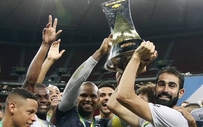 Jogadores do Botafogo festejam com o troféu da Série B
