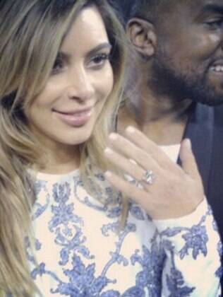 Kim Kardashian e a aliança de noivado