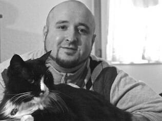 Braden e o gato, que sustenta a casa