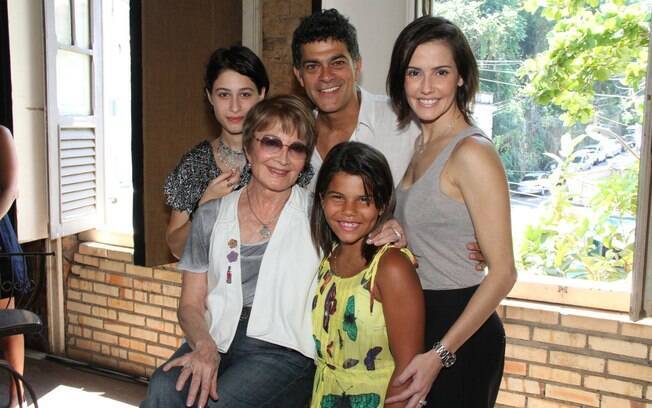Luisa Arraes, Eduardo Moscovis, Deborah Secco, Glória Menezes e Laura Barreto: elenco da série