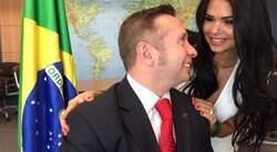 Mulher de ministro publica fotos sensuais no gabinete