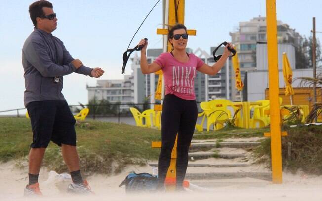 Fernanda Souza para treino funcional em praia carioca