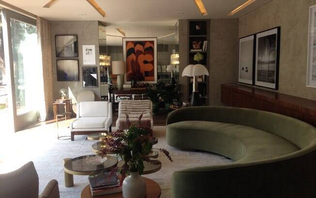 O sofá verde arrendondado é peça mais eminente da sala assinada pela arquiteta Flávia Gerab Tayar para a Casa Cor SP