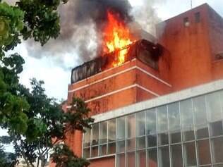 Incêndio atinge shopping no Rio 