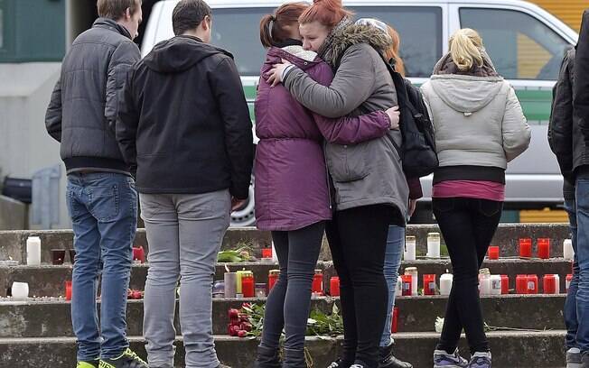 Alunos fazem homenagem para vítimas do voo 4U9525. Entre os mortos estão 16 estudantes alemães. (24/03/2015). Foto: AP
