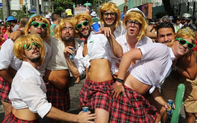 Homens se divertem no bloco Escangalha