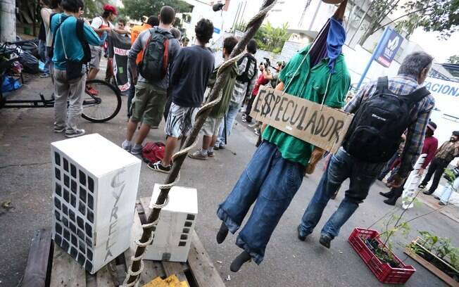 Manifestantes ocupam o parque desde 17 de janeiro para pressionar prefeitura a comprar o terreno e não permitir a construção de prédios na área (04.03.2015)