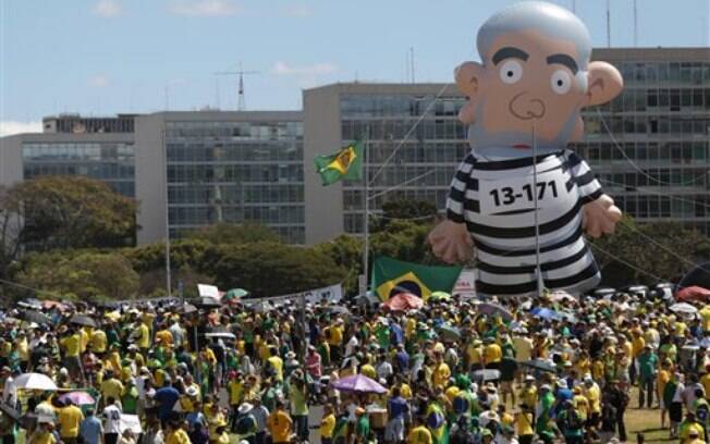 Em Brasília, um dos destaques do protestos foi o boneco de Lula vestido de presidiário