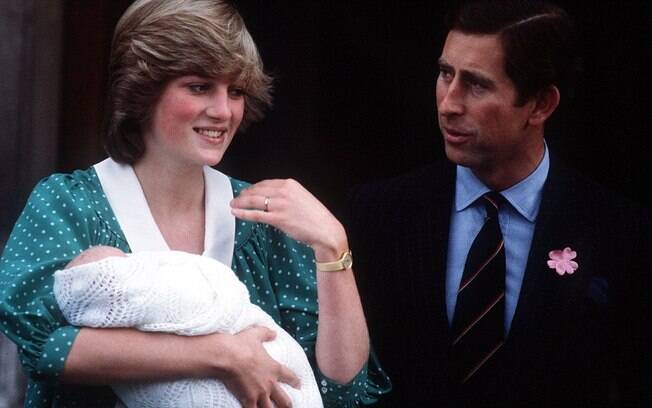 William fez sua primeira aparição pública quando Diana e Charles deixaram o hospital St Mary's, no dia seguinte ao seu nascimento