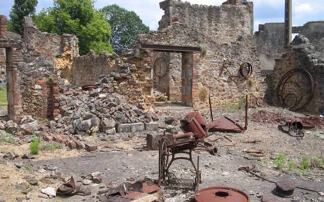 Oradour-sur-Glane, França: parte da cidade preservou destroços para homenagear os mortos. Outra área do local foi reconstruída. Foto: Wikimedia Commons