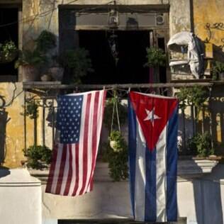 Bandeiras dos EUA e de Cuba são exibidas em sacada em Havanas (foto de arquivo)