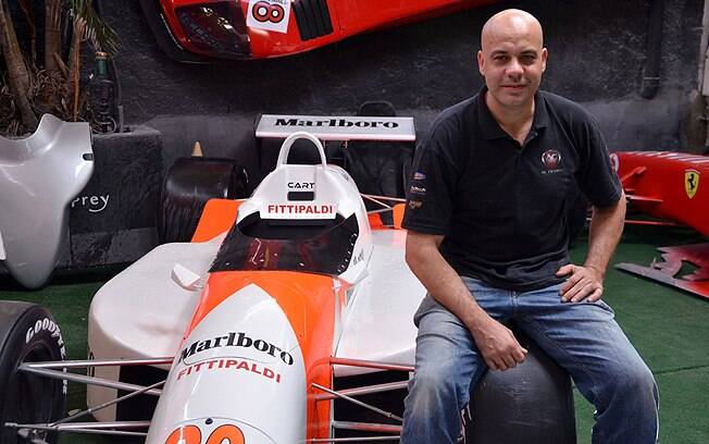 Adhemar Cabral em cima de uma réplica da Penske de Emerson Fittipaldi