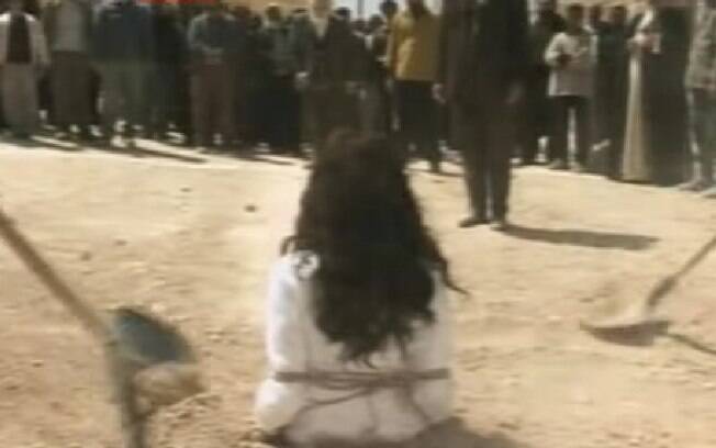 Apedrejamento: mulheres são enterradas até a altura do peito e homens, até a cintura, diz Artigo 102 do Código Penal do Irã. Fuga masculina é facilitada. Foto: Reprodução/Youtube