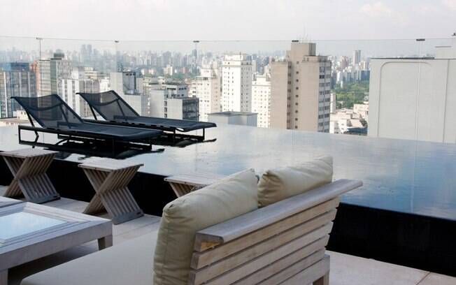 Fundo infinito nesta piscina na cobertura de um prédio em São Paulo. Projeto de Gilberto Elkis