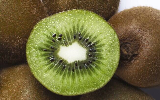 O kiwi tem luteína, substância com propriedades antioxidantes e, portanto, anticancerígena. Foto: Getty Images