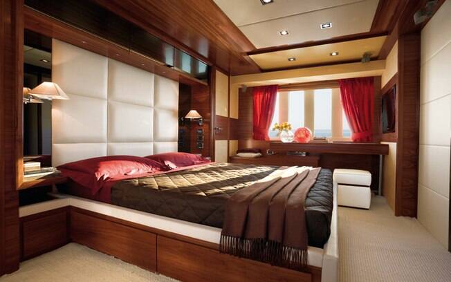 A suíte principal tem cama king size, sofá, banheiro espaçoso e closet