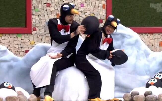 Letícia e Cássio cuidam dos pinguins