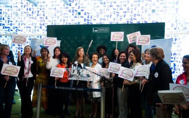 Bancada feminina durante coletiva para apresentar posição sobre a proposta de reforma política