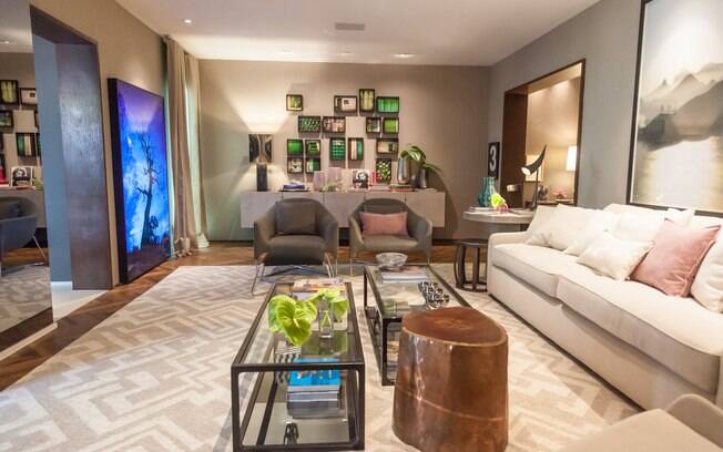 O designer de interiores Fernando Piva assina o Loft Cosmopolita, que reúne tons neutros como bege, cinza e marrom. Com 90 m², o espaço conta com móveis das marcas Etel e Vermeil