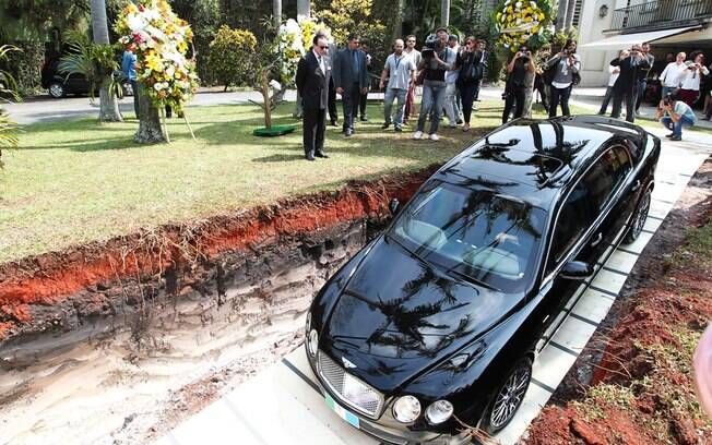 O início do enterro do carro de Chiquinho Scarpa...