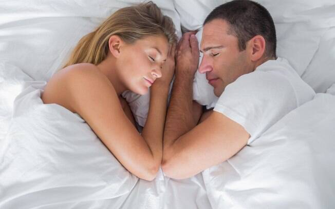 COMPORTAMENTO: Casais felizes dormem a menos de 2,5 cm de distância, revela pesquisa