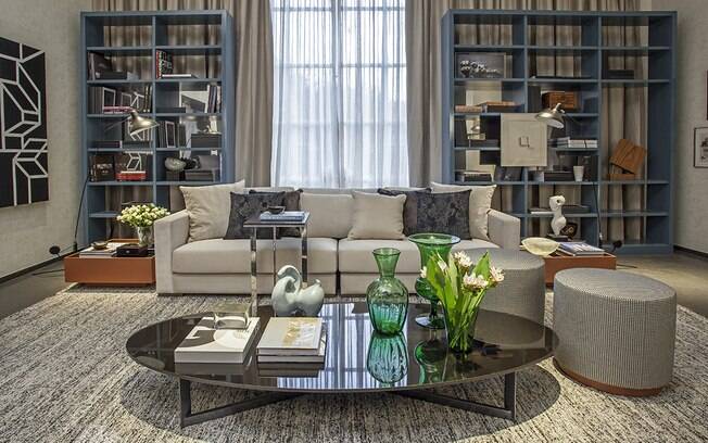 A simetria também está presente no ambiente da arquiteta Paula Magnani para a Casa Cor SP. Perceba a repetição dos elementos em ambos os lados do sofá