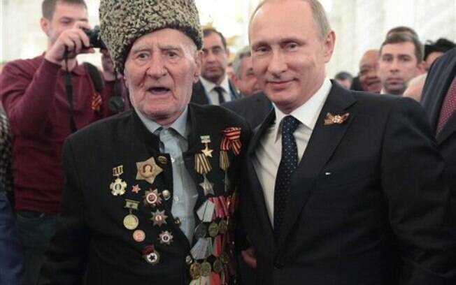 O presidente da Rússia, Vladimir Putin, posa ao lado de um veterano, na celebração dos 70 anos da vitória dos russos sobre os alemães que pôs fim à 2ª Guerra Mundial