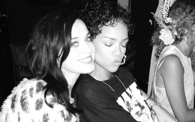 Rihanna compartilhou uma foto com Katy Perry na madrugada desta terça-feira (13)