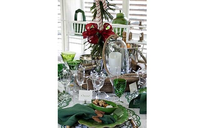 O verde mais uma vez imperou na decoração da mesa natalina. Que tal a proposta do Divino Espaço?