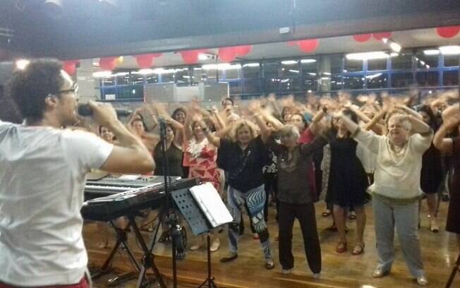 Renato em aula de dança com turma de idosos